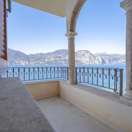 Esmeralda Beths House Willa Brenzone sul Garda